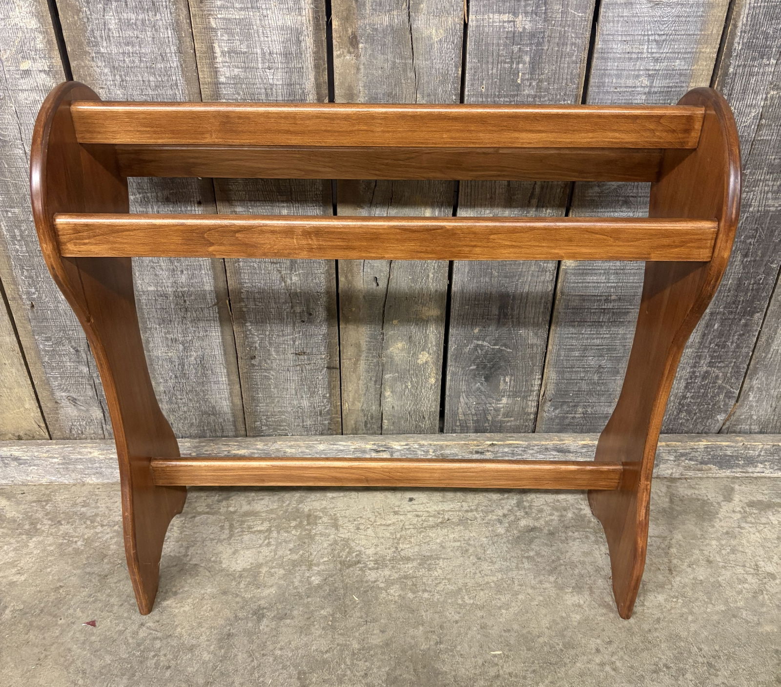 Solid Wood Quilt Or Blanket Rack 11"X34"X35": Solid Wood Quilt Or Blanket Rack 11"X34"X35"