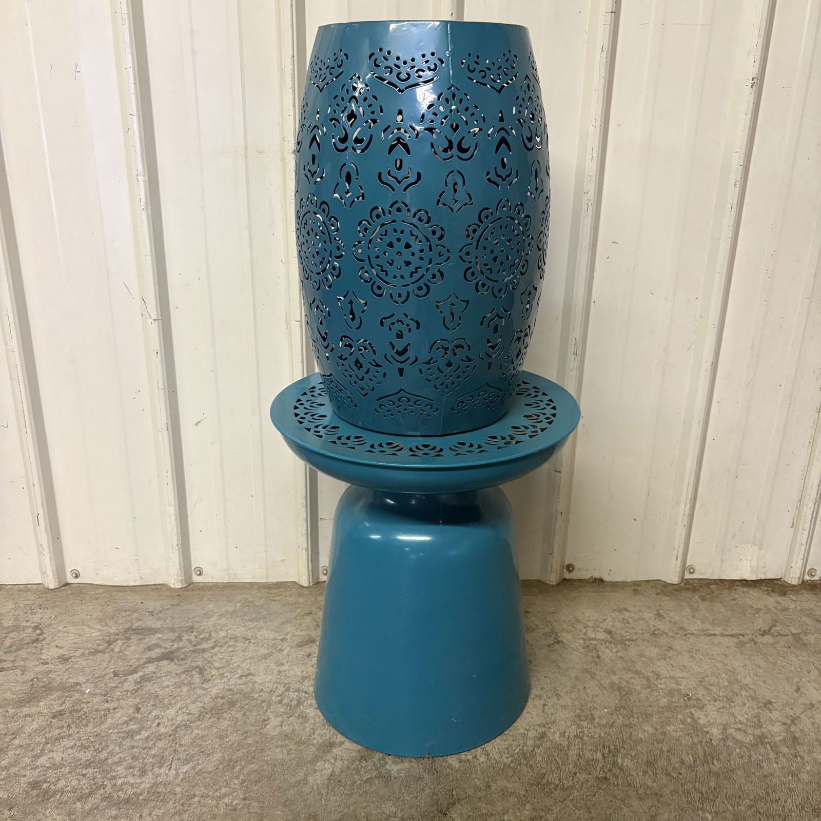 Lot Including Ruby 12" Modern Metal Outdoor Side Table In Teal Finish: Lot Including Ruby 12" Modern Metal Outdoor Side Table In Teal Finish