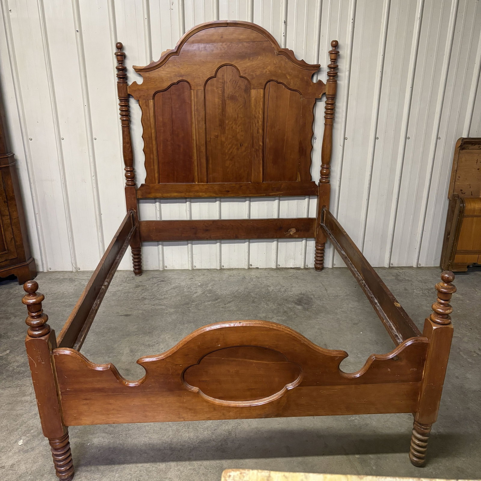 Antique Victorian Style Full Size Bed 60"X81"X72": Antique Victorian Style Full Size Bed 60"X81"X72"