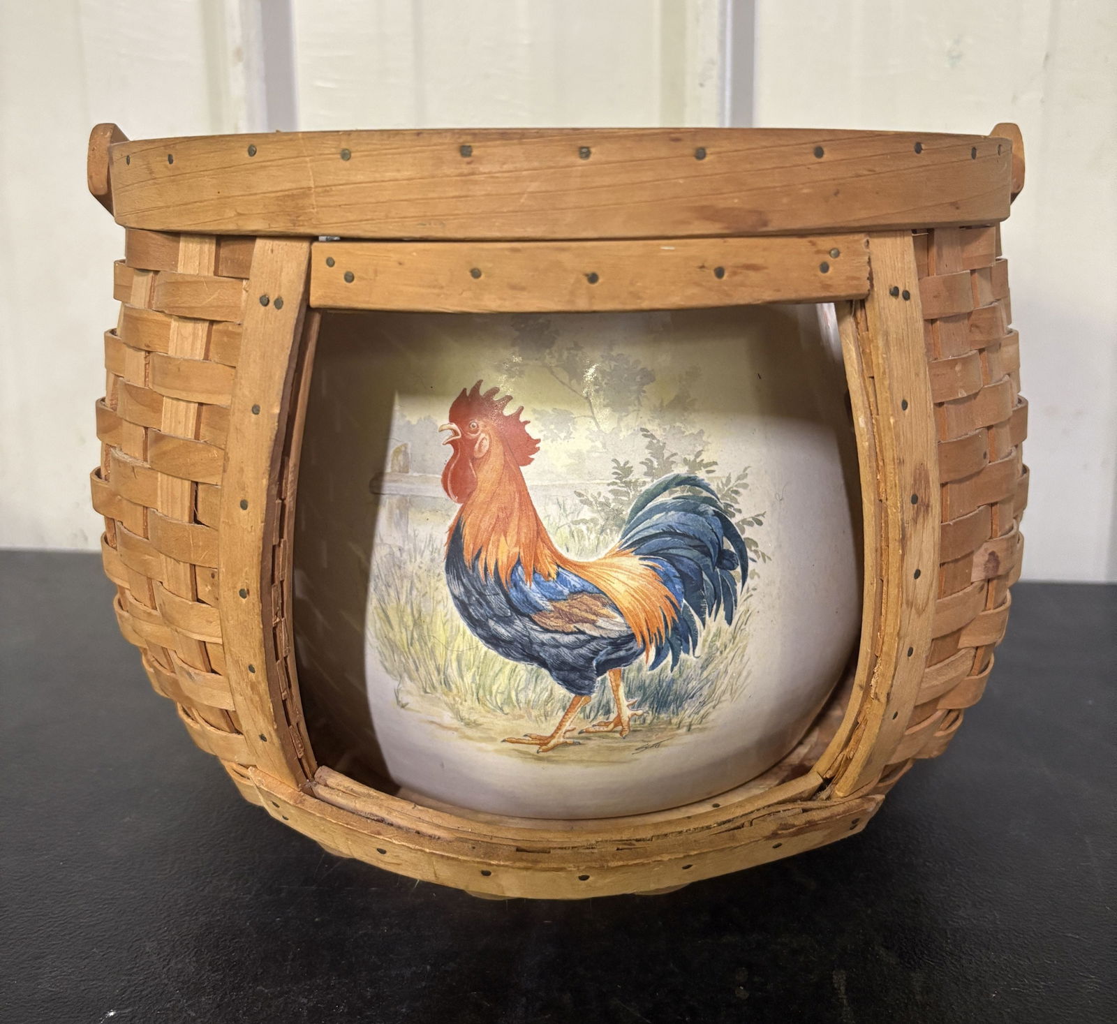 Rooster Bean Pot With Lid In Carrier Basket 11"X10": Rooster Bean Pot With Lid In Carrier Basket 11"X10"