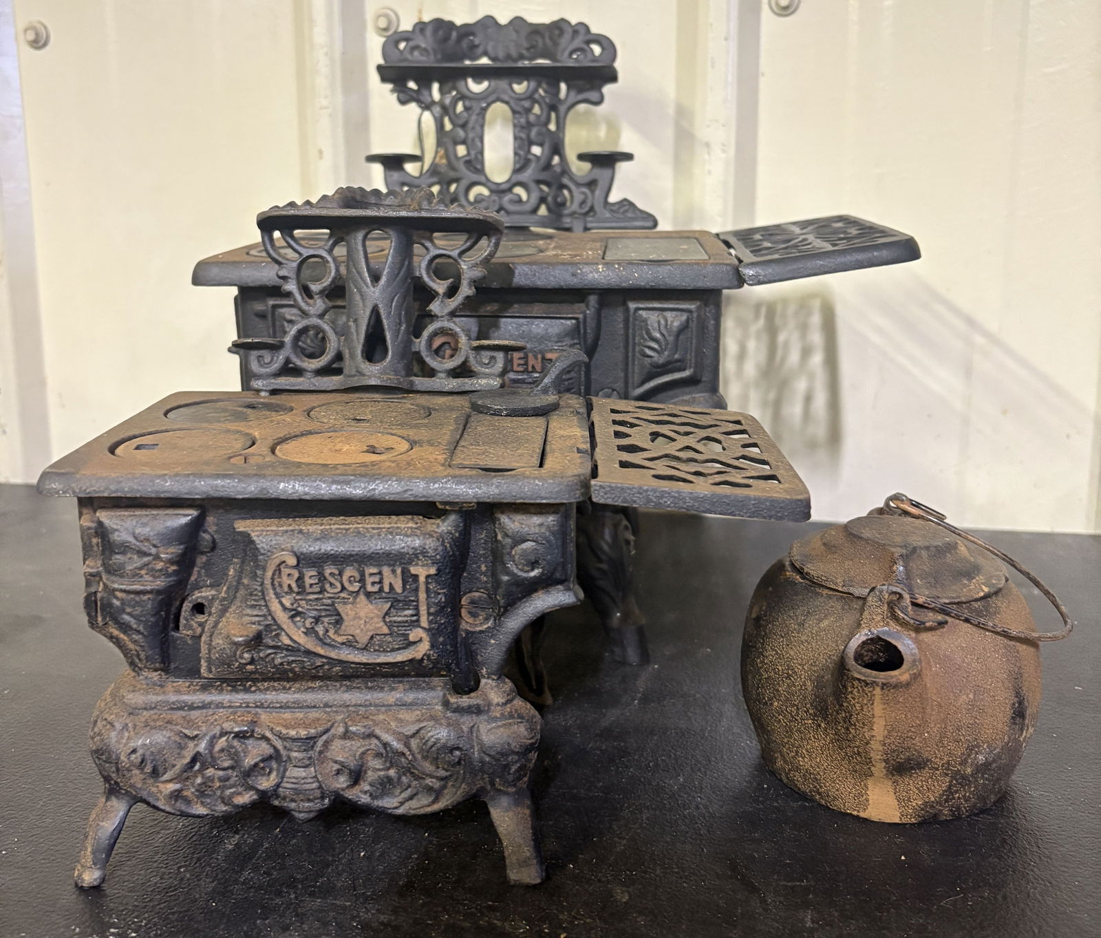 Cast Iron Crescent Stoves With Kettle 12"X12": Cast Iron Crescent Stoves With Kettle 12"X12"