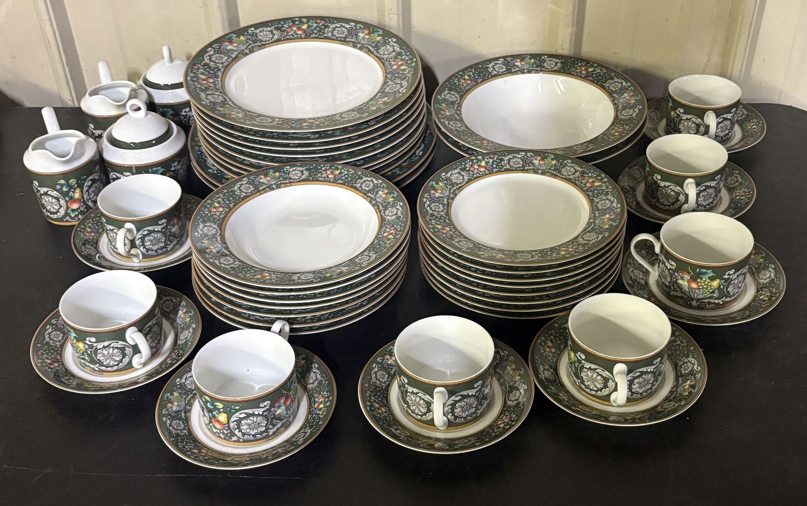 Mikasa Della Robbia Green Dinnerware Set (Plates 12"): Mikasa Della Robbia Green Dinnerware Set (Plates 12")