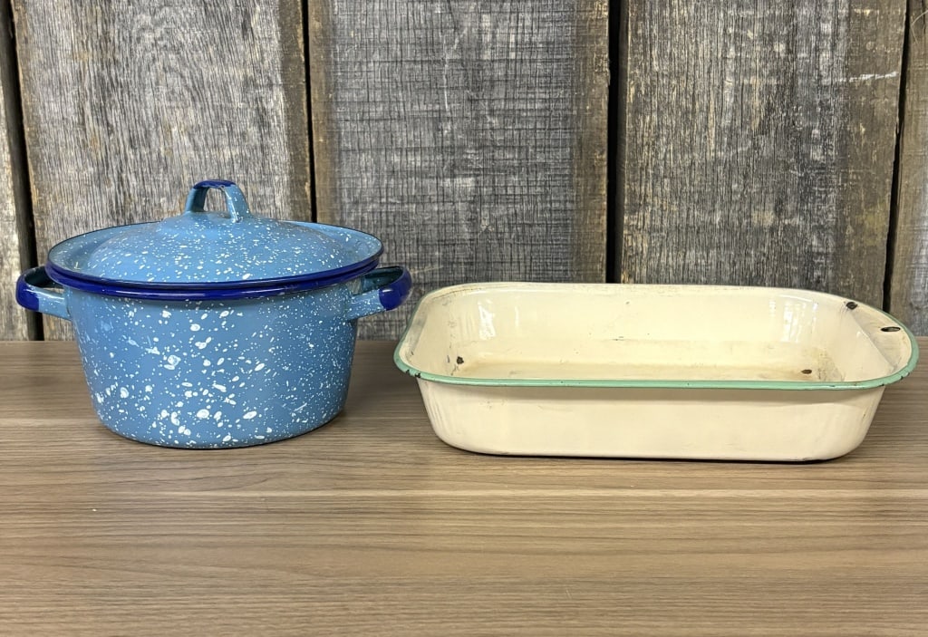 Enameled Stockpot With Lid And Cream Colored Rectangular Enamelware Baking Pan 8"X10" (1 of 6)