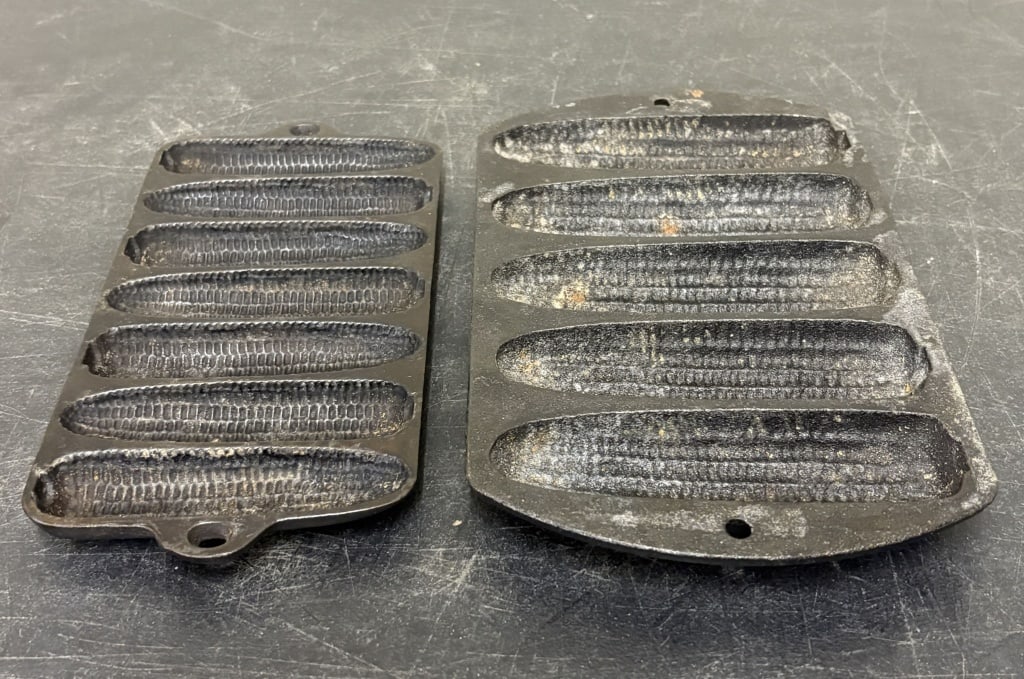 Pair Of Vintage Cast Iron Cornbread Pans Including Wagner 5"X9" (1 of 4)