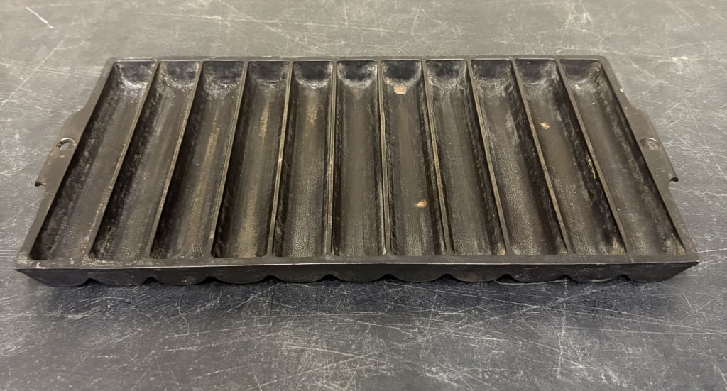 No. 22 Griswold Corn Bread Pan - Erie PA. U.S.A. 954 7"X 14": No. 22 Griswold Corn Bread Pan - Erie PA. U.S.A. 954 7"X 14"