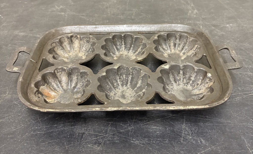 Vintage Cast Iron "Turk's Head" Or Gem Muffin Pan 8"X 12" (1 of 2)