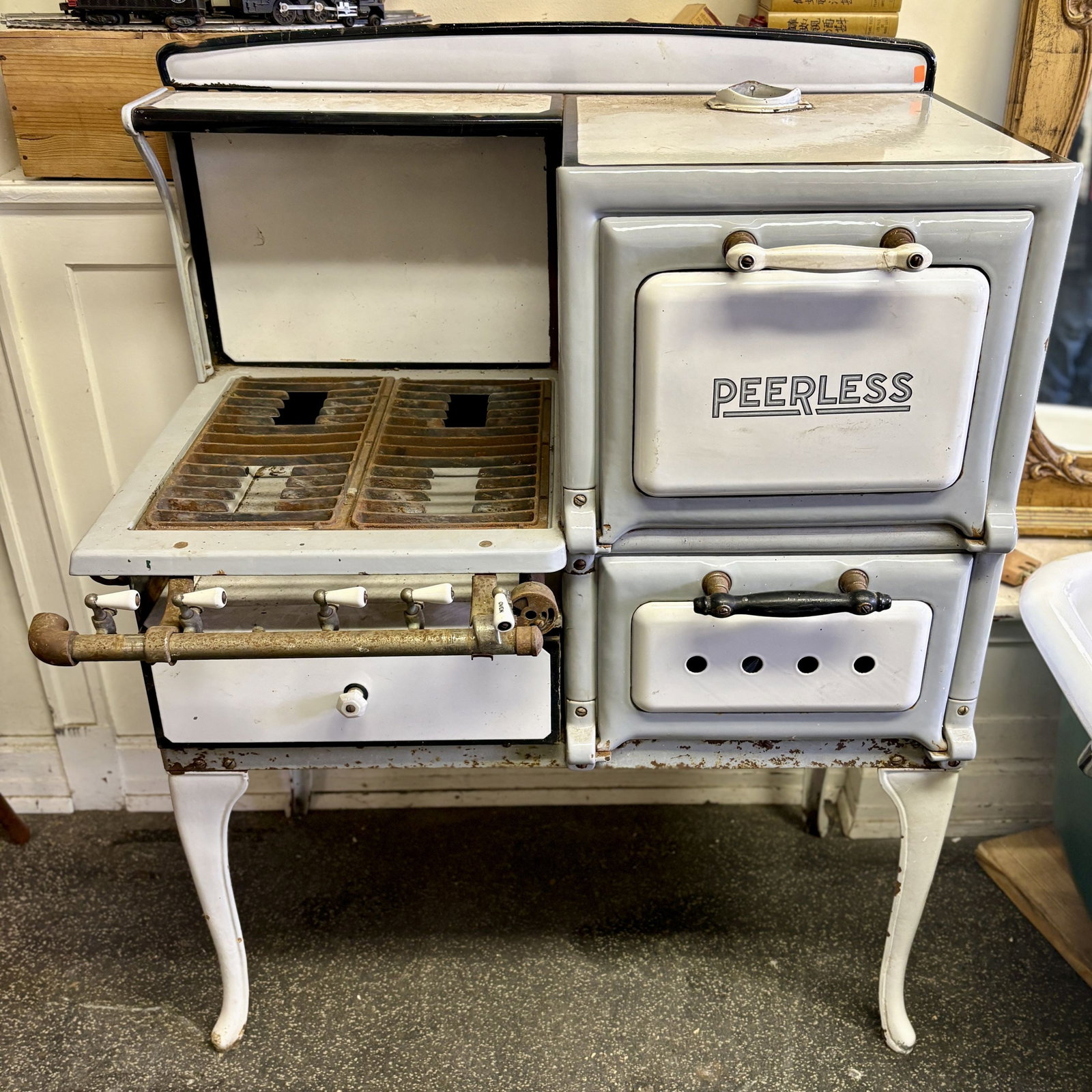 Antique Peerless Stove Porcelain Gas Stove, Likely 1920's; 23"X39"X50": Antique Peerless Stove Porcelain Gas Stove, Likely 1920's; 23"X39"X50"