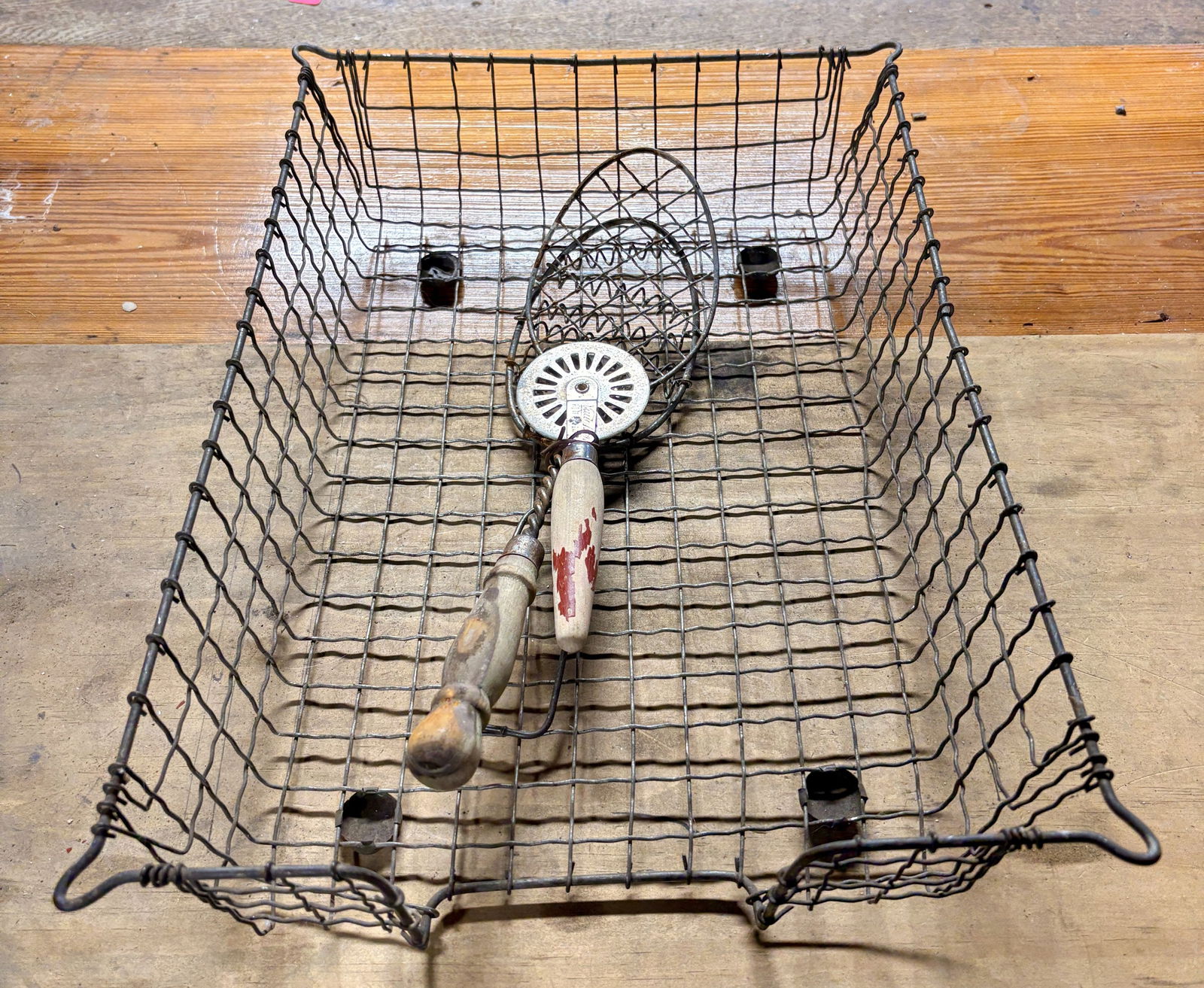 Vintage Metal Wire Basket With Wooden Handle Primitive Kitchen Items 11"X15" (1 of 5)