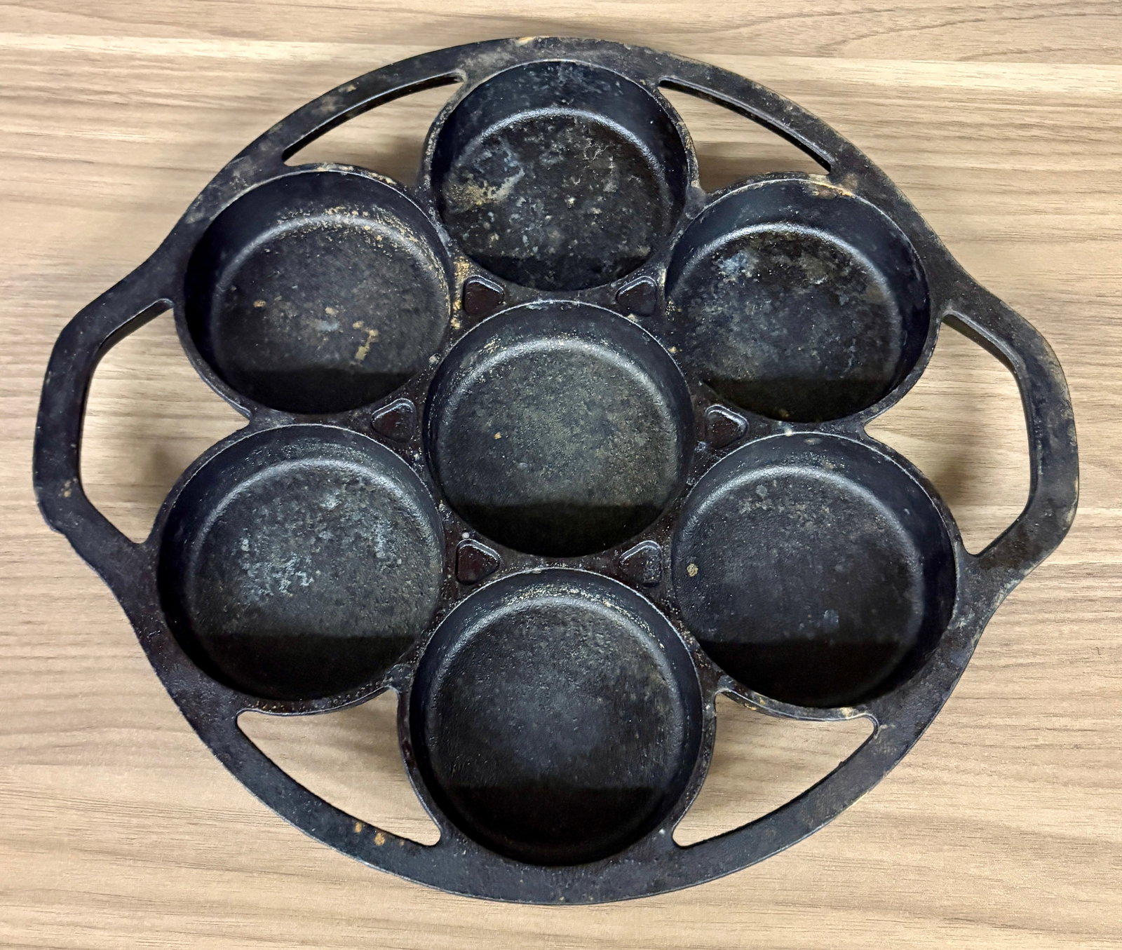 Cracker Barrel Cast Iron Biscuit pan - 10.5" (1 of 4)