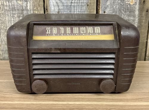 Vintage RCA Victor Model 65X1 Bakelite Tabletop Tube Radio: This is a vintage RCA Victor Model 65X1 AM tabletop vacuum tube radio, manufactured circa 1946. The unit features a dark brown molded Bakelite cabinet with a streamlined Art Deco design, characterized