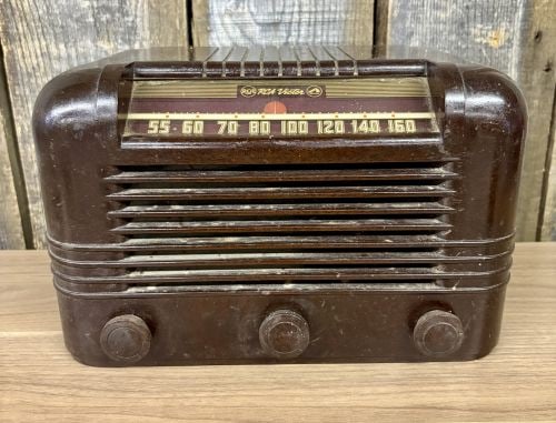 RCA Victor Model 56X Brown Bakelite Vacuum Tube AM Radio: A mid-century RCA Victor Model 56X tabletop vacuum tube radio. The unit features a dark brown Bakelite cabinet designed with Streamline Moderne influences, including three horizontal speed lines molde