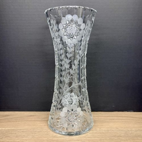 Large Cut and Engraved Crystal Corset Vase in the American Brilliant Style: A large crystal vase of waisted corset form, likely of 20th-century manufacture. The body is decorated with alternating vertical panels. One set of panels features deeply cut, stacked geometric pinwhe