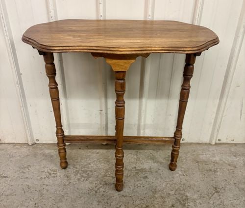 Mid-20th Century Colonial Revival Style Scalloped Side Table (1 of 5)