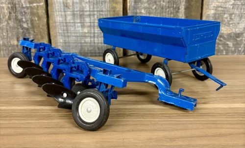 A Pair of Ertl Die-Cast 1/16 Scale Ford Farm Toy Implements (1 of 6)