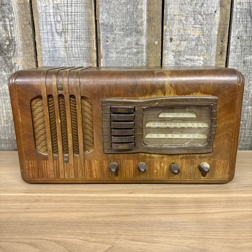 General Electric Model G53 Tabletop Tube Radio, circa 1938: A General Electric model G53 tabletop tube radio, dating to approximately 1938. The unit features a wood cabinet with walnut veneers designed in the Art Deco Streamline style, characterized by rounded