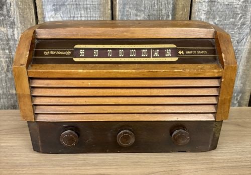 RCA Victor Model 56X3 Wood Tabletop Vacuum Tube Radio (1 of 6)