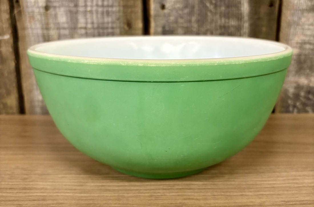 Pyrex Primary Green 403 2.5 Quart Mixing Bowl (1 of 8)