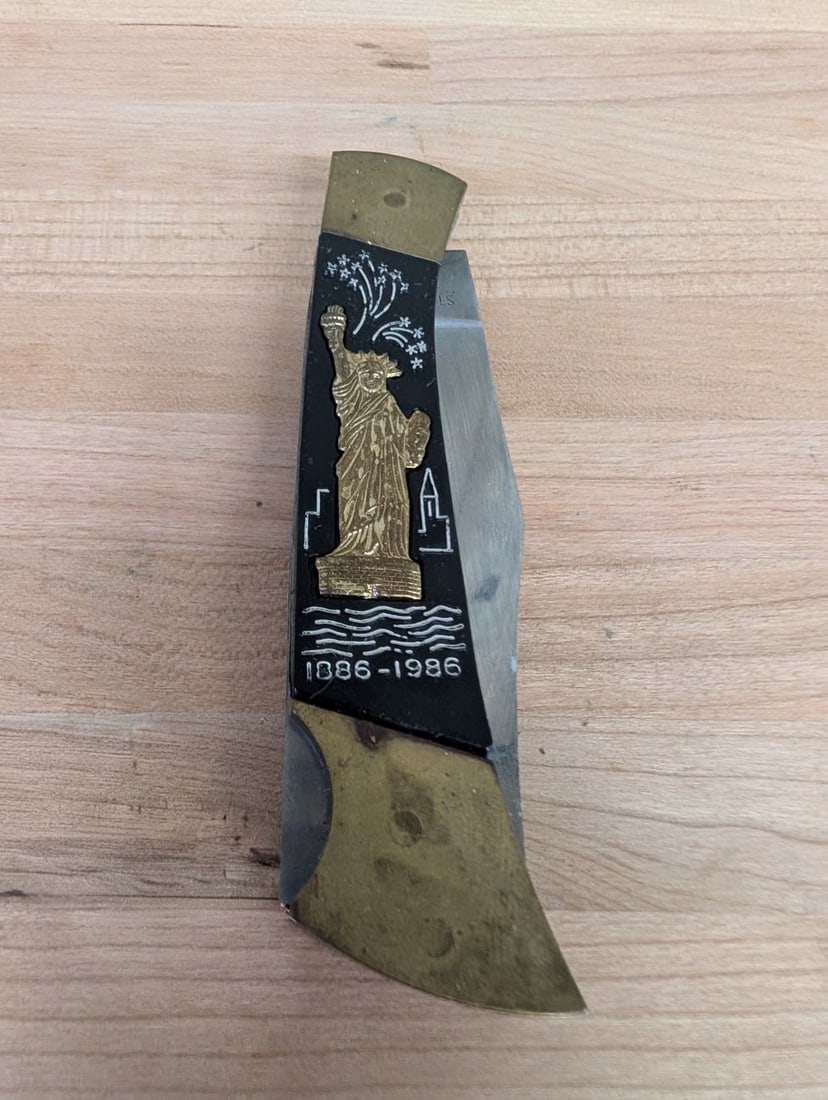 Statue of Liberty 1886-1986 Centennial Commemorative Lockback Knife: This is a commemorative single-blade lockback pocket knife produced for the centennial of the Statue of Liberty. The clip-point blade is made of stainless steel and features an etched commemorative de