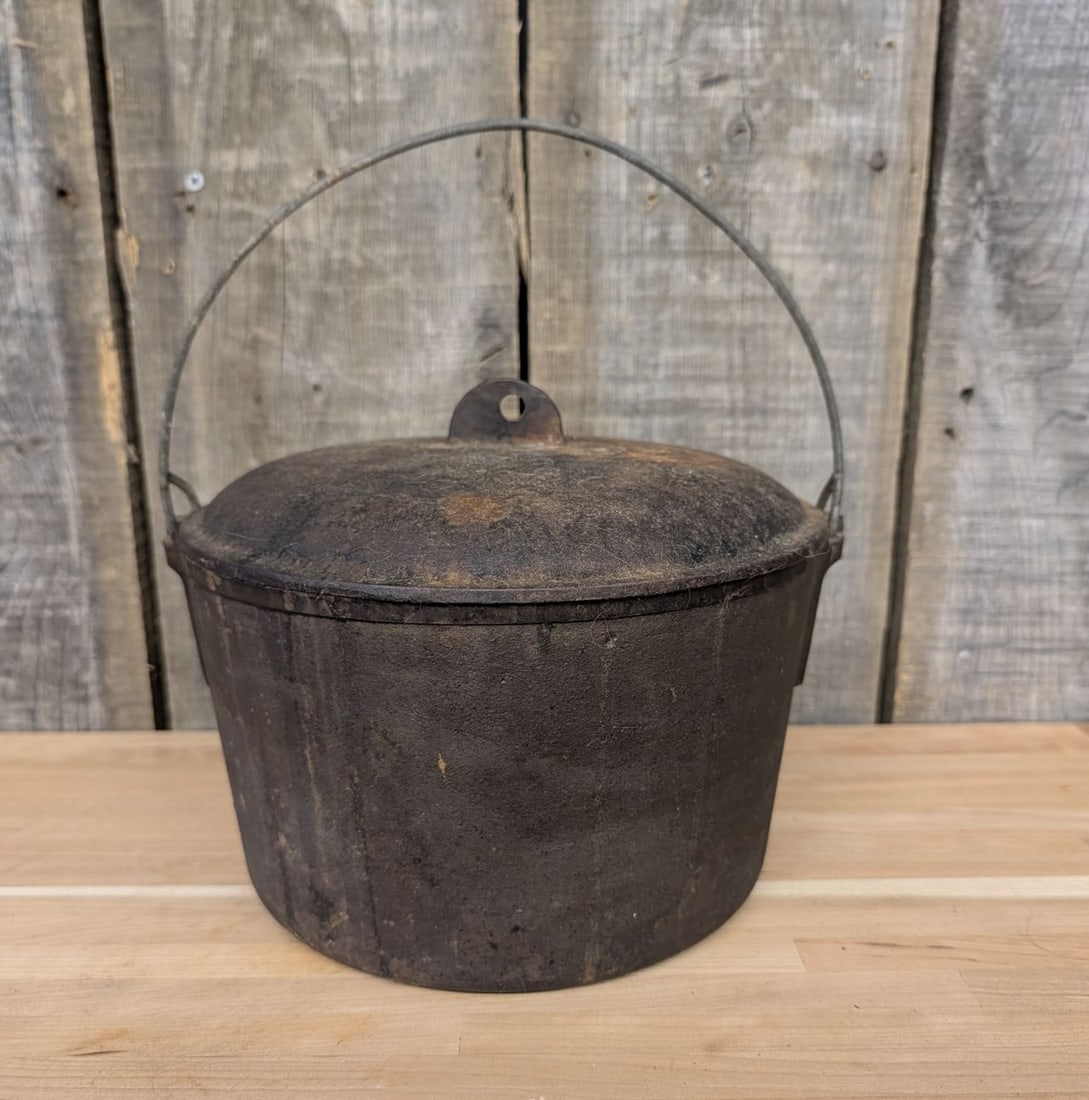 Vintage American Cast Iron Size No. 8 Dutch Oven with Lid and Bail Handle (1 of 7)