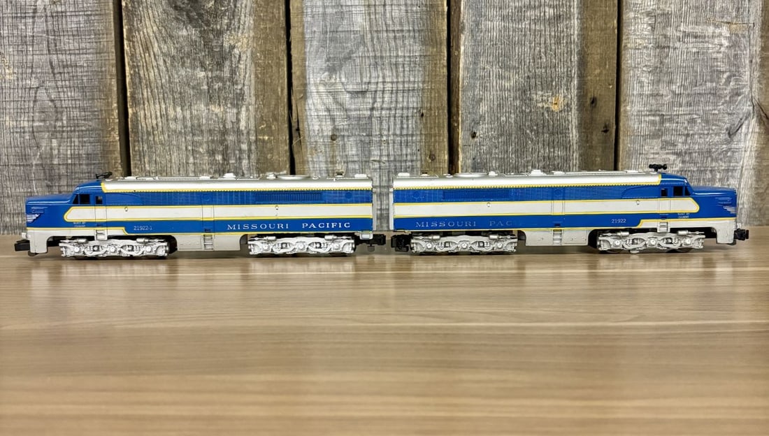 A Pair of American Flyer S Gauge Alco PA-1 Missouri Pacific Diesel Locomotives 21922 and 21922-1 (1 of 11)