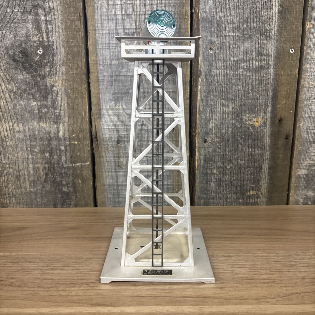 Lionel Postwar O-Gauge No. 394 Rotating Beacon Accessory (1 of 7)