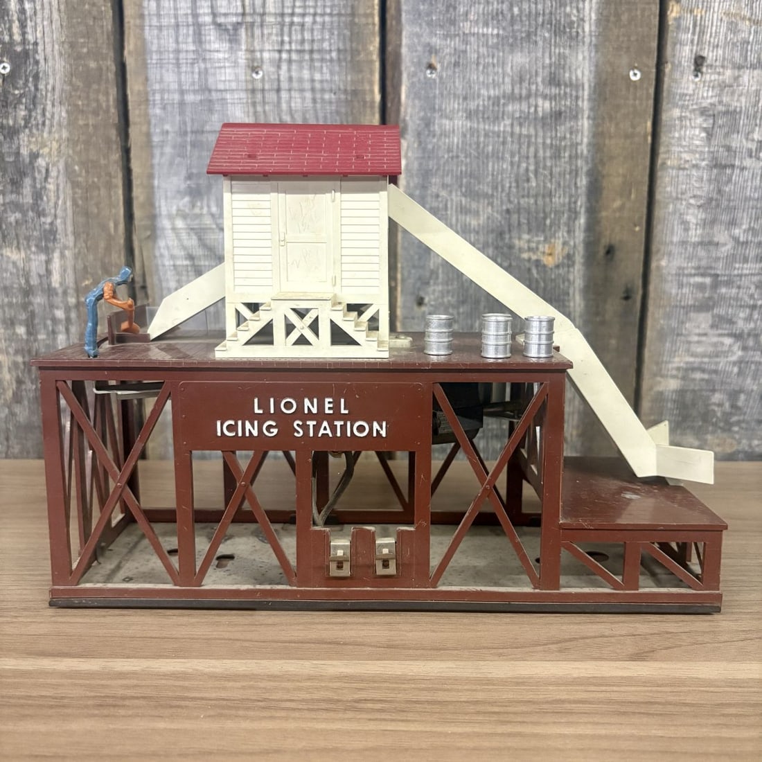 Lionel No. 352 Postwar O-Gauge Icing Station (1 of 8)