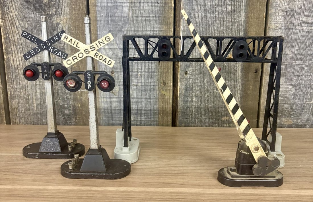 A Group of Vintage Lionel O-Gauge Model Railroad Crossing Accessories (1 of 8)