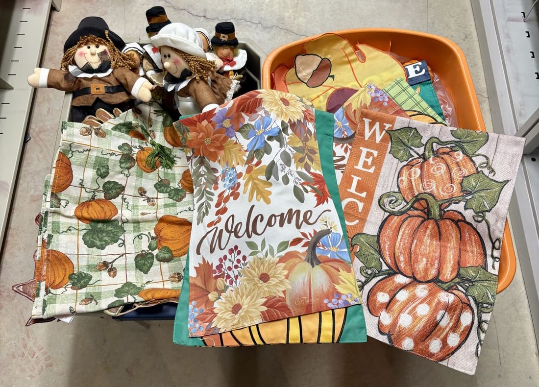 A Collection of Autumn and Thanksgiving Themed Seasonal Decor and Textiles (1 of 6)