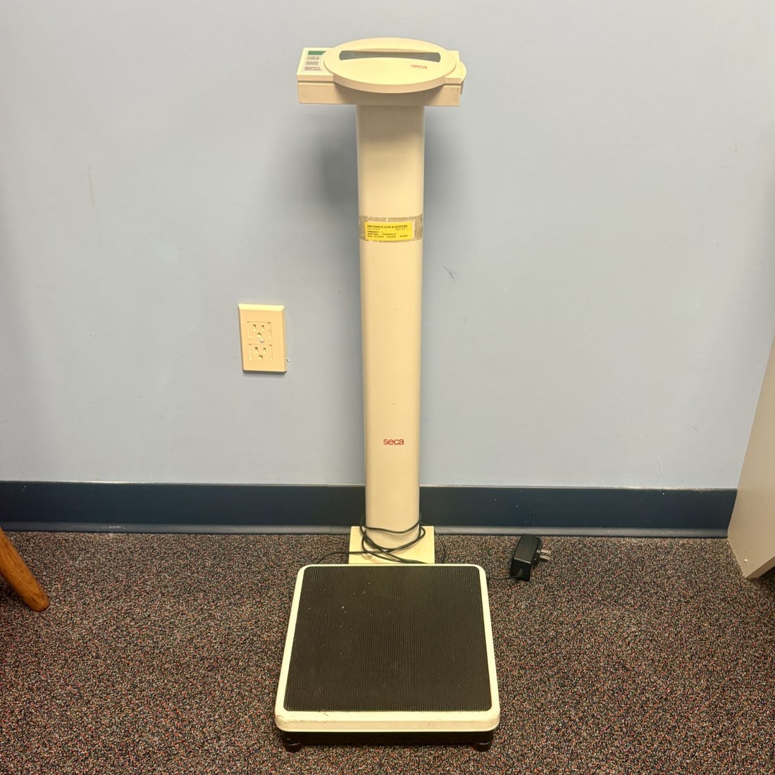 Seca Digital Medical Column Scale with Transport Wheels (1 of 5)