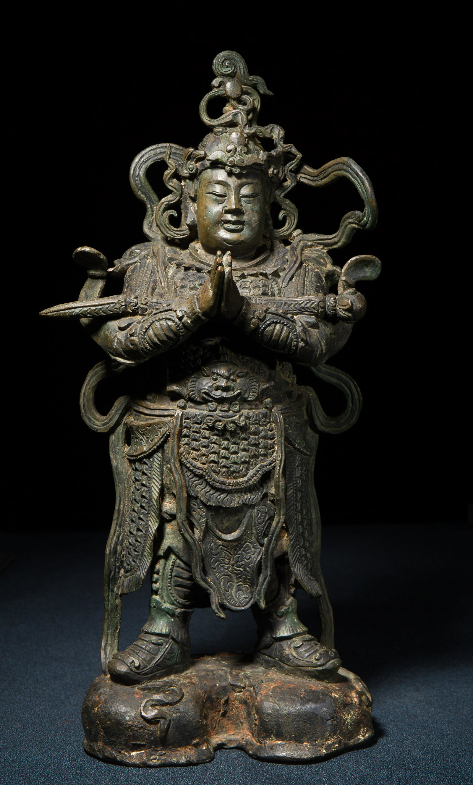 A bronze figure of Vedas: Ming dynasty H:40cm W:16.5cm weight :87 CONDITION For condition inquiries please contact us at info@empire-auction.com 請注意：購買前請向本&