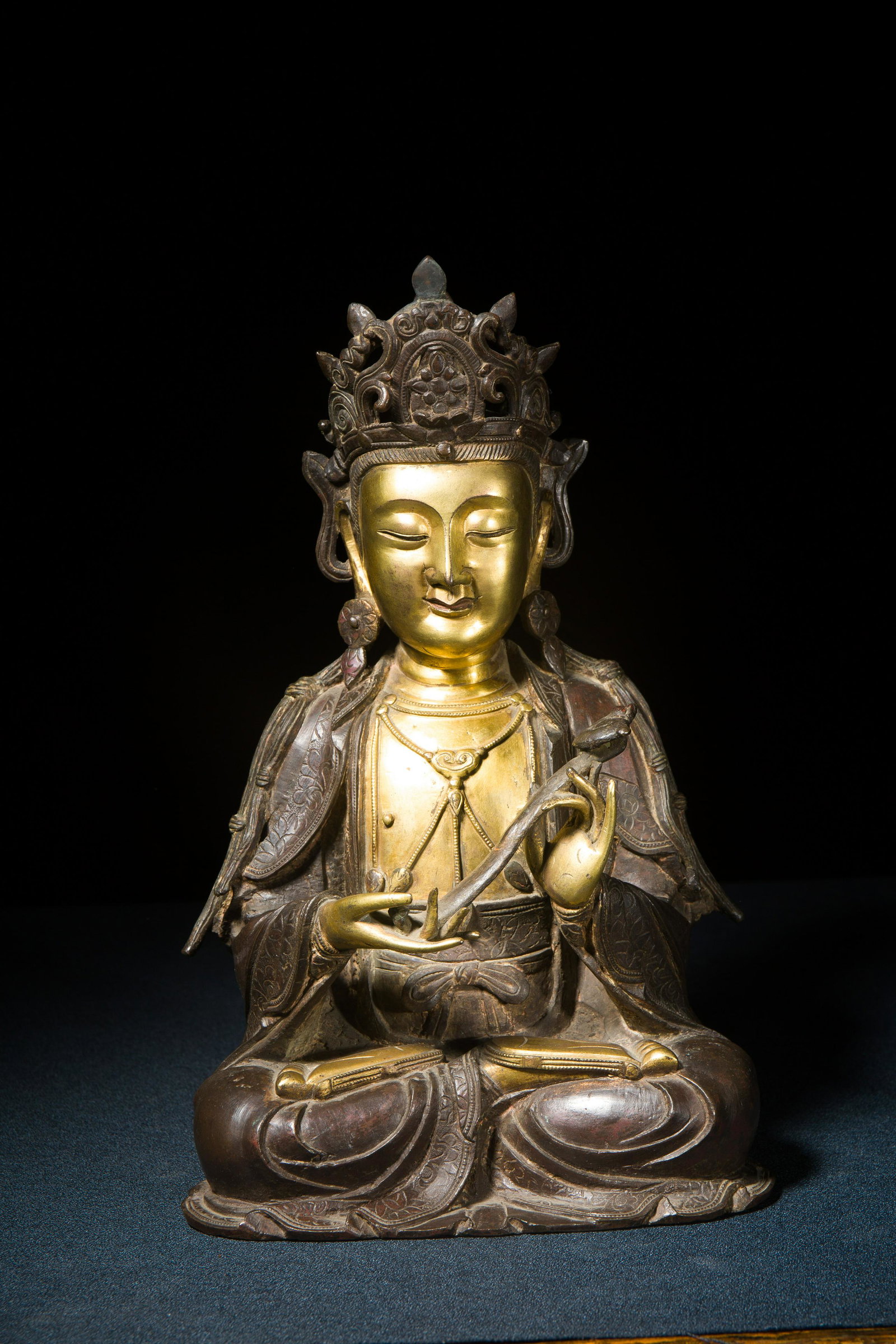 A gilt bronze figure of Avalokiteshvara: Ming dynasty H:32cm W:20cm CONDITION For condition inquiries please contact us at info@empire-auction.com 請注意：購買前請向本公ࡥ