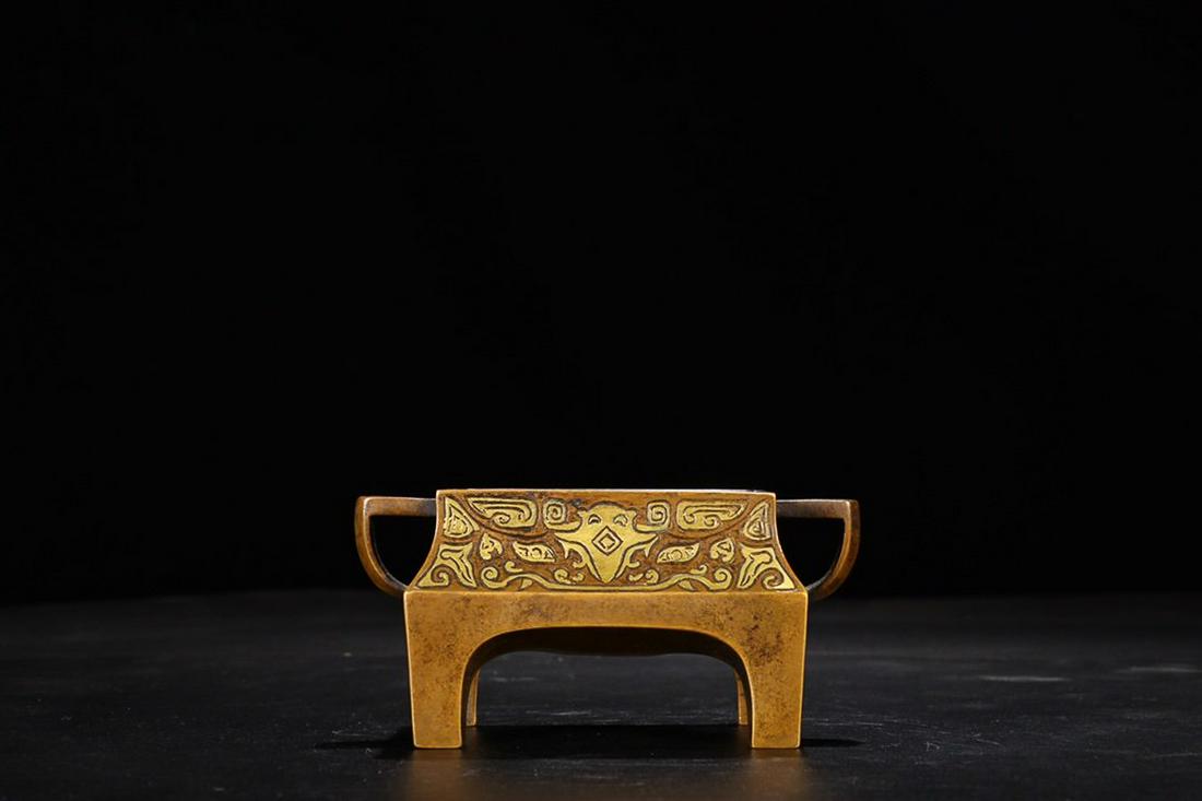 GILT BRONZE TABLE CENSER: Ming Dynasty 14-17 Century / Height:5.6cm Mouth-Diameter:7.5cm Belly-Diameter:8.8cm Ear-Distance:11.6cm Weight:0.5Kg