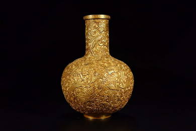 A GILT BRONZE DRAGON AND CLOUD  PATTERN DECORATED VASE