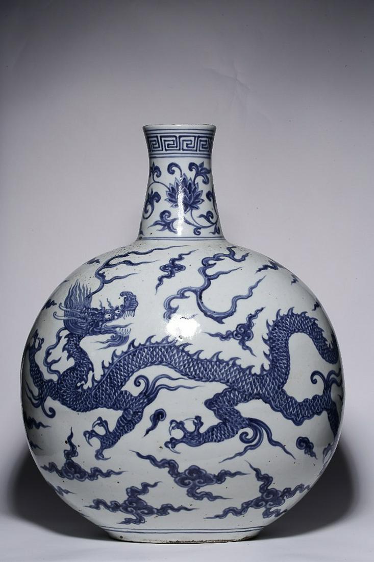 BLUE WHITE DRAGON PATTERNING FLAT BOTTLE: Time: Ming Dynasty 14-17 Century / Weight 6400g / Height 16.93 in / Mouth-Diameter 3.03 in / Belly-Diameter 12.6 in / Abdominal width 9.45 in