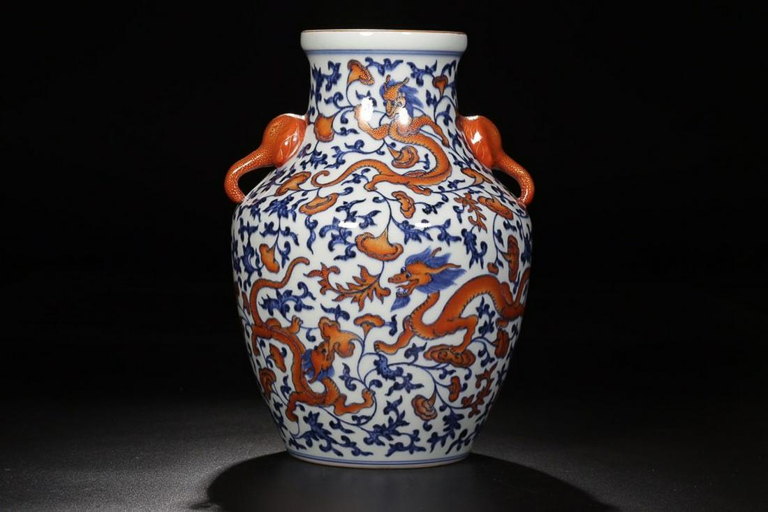 QIANLONG MARK BLUW WHITE IRON RED CHI DRAGON: Time: Qianlong Period 18 Century / Height 9.06 in / Belly-Diameter 6.3 in