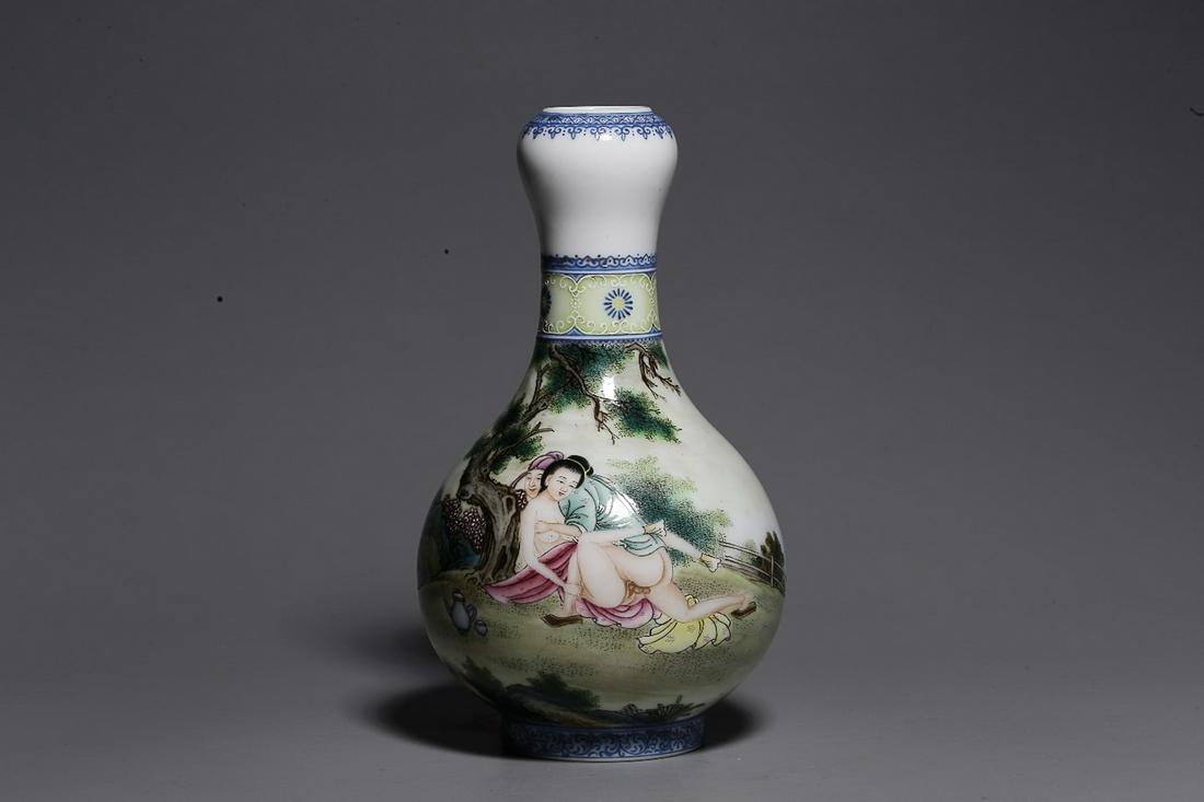 YONGZHENG MARK FAMILLE ROSE CHUN'GONG'TU GARLIC-HEAD: Time: Yongzheng Period 18 Century / Weight 288.5g / Height 6.89 in / Mouth-Diameter 1.14 in / Foot path 2.17 in / Belly-Diameter 3.94 in