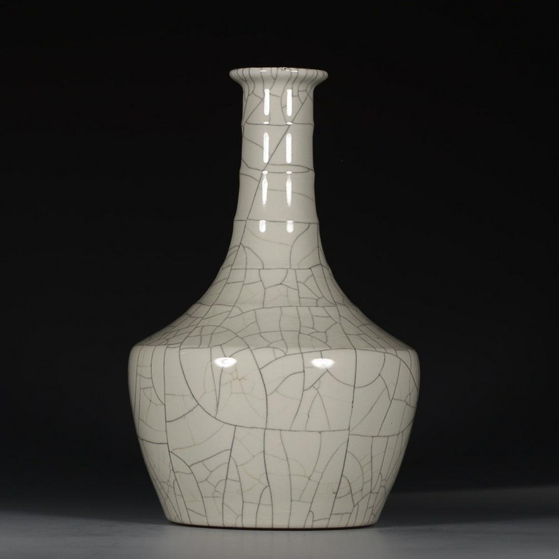 QIANLONG MARK IMITATING GE GLAZED LONG-NECK BOTTLE: Time: Qianlong Period 18 Century / Height 11.02 in / Mouth-Diameter 2.36 in / Base-Diameter 4.92 in
