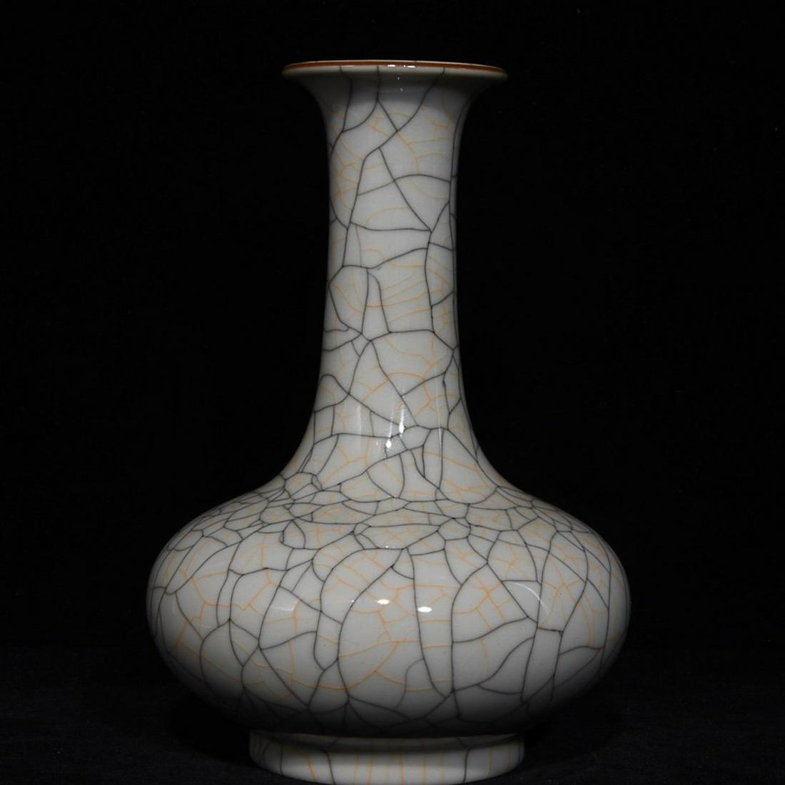 CHENGHUA GEYAO VASE: Time: Ming Dynasty 14-17 Century / Dimension (1) 8.46 in / Dimension (2) 6.3 in