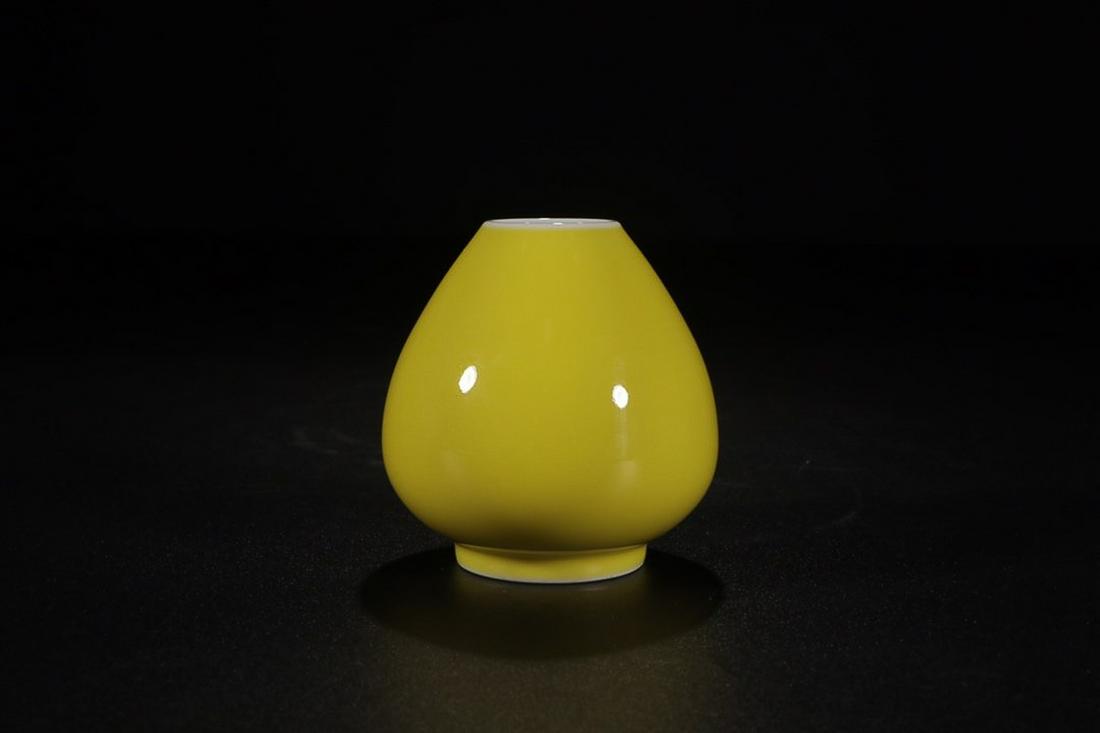 QIANLONG MARK YELLOW GLAZED CHICKEN-HEART JAR BRUSH: Time: Qianlong Period 18 Century / Height 2.56 in / Belly-Diameter 2.56 in