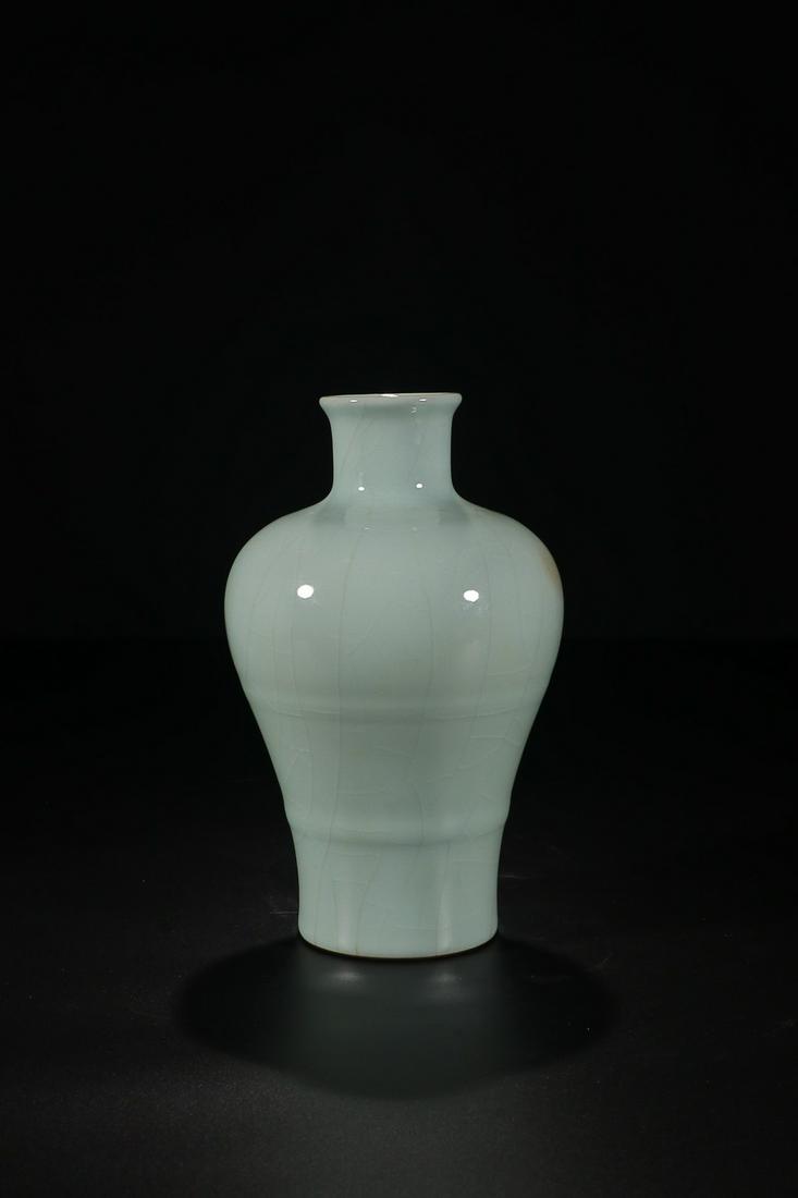 QIANLONG MARK IMITATING GE GLAZED PLUM VASE: Time: Qianlong Period 18 Century / Height 9.06 in / Belly-Diameter 5.71 in