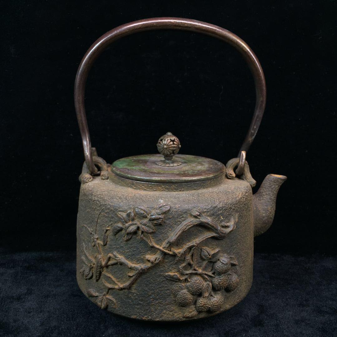 LI'ZHI'XIANG IRON TEAPOT: Dimension (1) 8.82 in / Dimension (1) 6.97 in / Dimension (3) 6.18 in / Dimension (4) 5.31 in