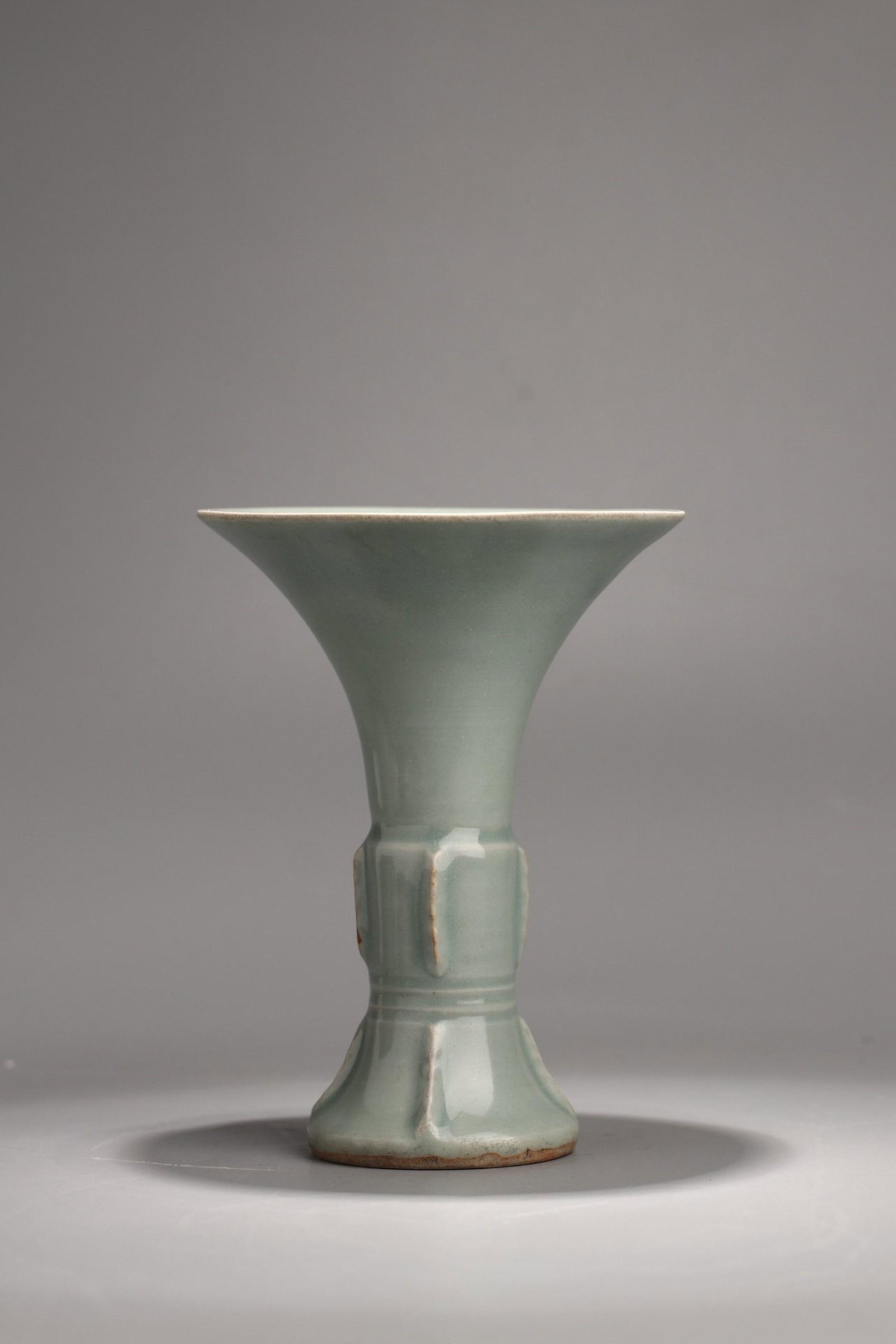 LONGQUAN YAO BLUE GLAZED FLOWER VASE: Time: Ming Dynasty 14-17 Century / Diameter 5.31 in / Height 7.09 in