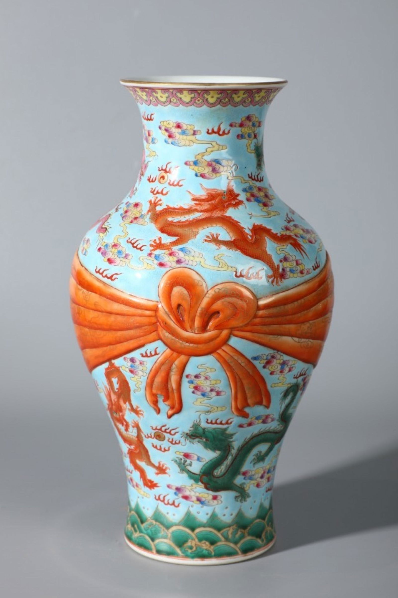 QIANLONG MARK GREEN BACKGROUND DRAGON PATTERN: Time: Qianlong Period 18 Century / Height 12.6 in / Belly-Diameter 6.89 in