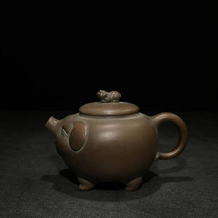 DE'SHOU'FU'GUI MARK AUSPICIOUS PIG TEAPOT: Dimension (1) 6.22 in / Dimension (2) 3.94 in / Dimension (3) 4.13 in