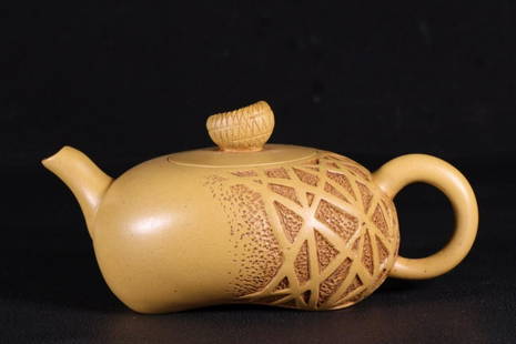 ZISHA WITH GOLDEN DUAN-MUD TEAPOT: Weight 170g/ Height 2.48 in / Ear-Distance 5.51 in / Width 3 in