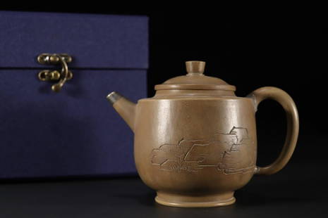 ZISHA DUAN-MUD TEAPOT: Height 3.82 in / Ear-Distance 5.51 in
