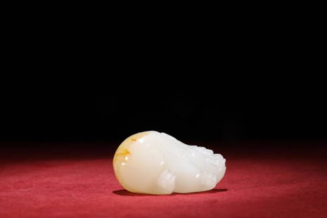 HETIAN JADE PI'XIU HAND PIECE: Weight 133g/ Height 1.46 in / Width 1.46 in / Length 2.68 in