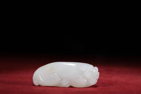 HETIAN JADE AUSPICIOUS BEAST HAND PIECE: Weight 87g/ Height 1.06 in / Width 1.06 in / Length 2.99 in