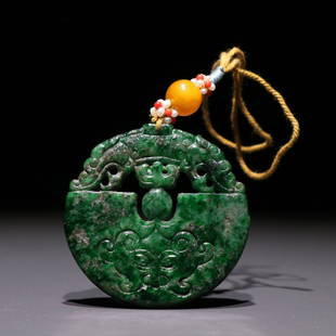 GAN'QING JADEITE DOUBLE-DRAGON PATTERN HANGING PENDANT: Weight 25.5g / Length 1.97 in / Width 1.89 in