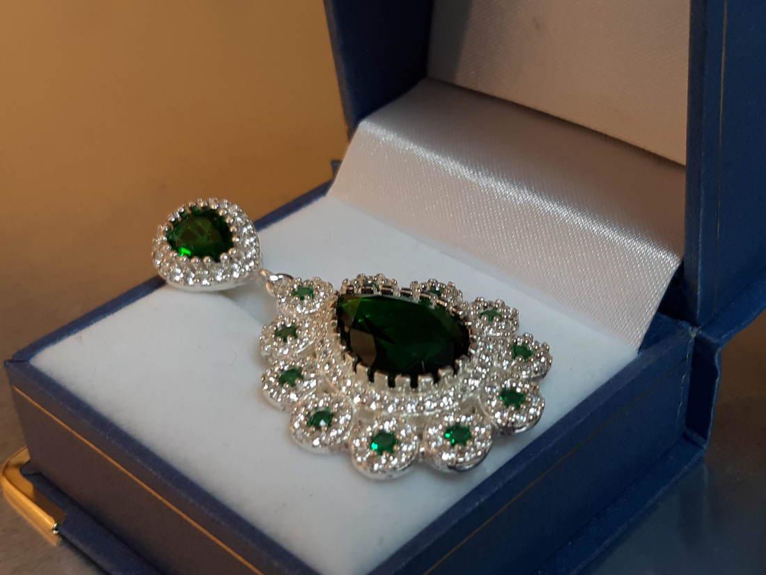 Emerald Teardrop Necklace (1 of 4)